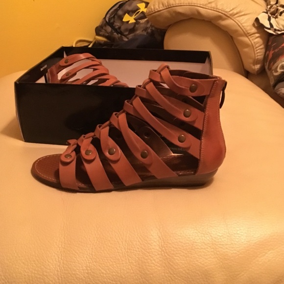 NWT GLADIATOR  SANDALS SIZE 8