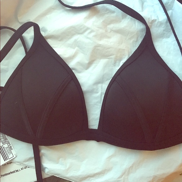 BLACK VS TRIANGLE BIKINI TOP