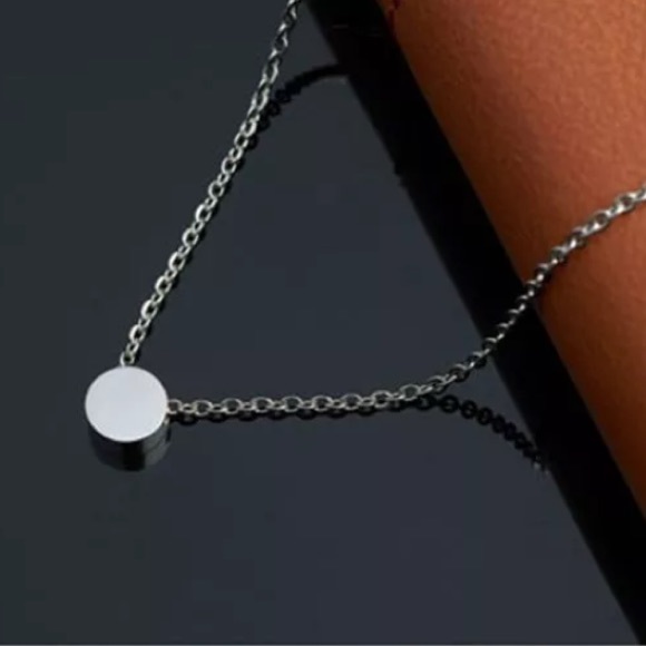 Jewelry - Beautiful Simple Silver Circle Necklace
