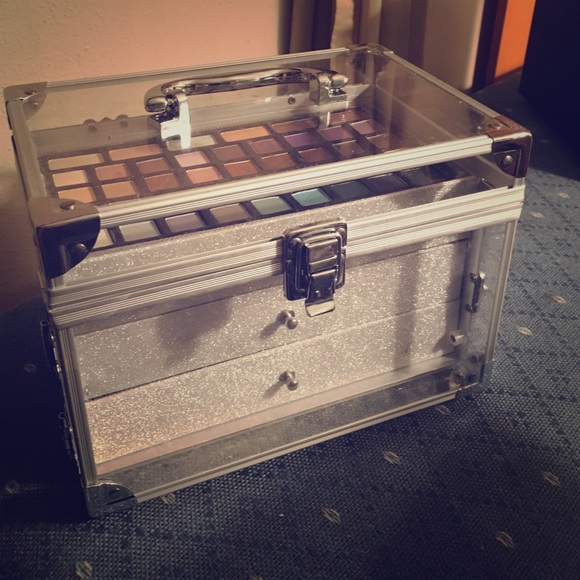 Makeup travel case with palette