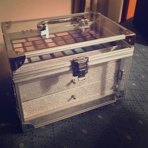 Makeup travel case with palette