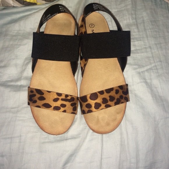 Super cute cheetah and black sandals