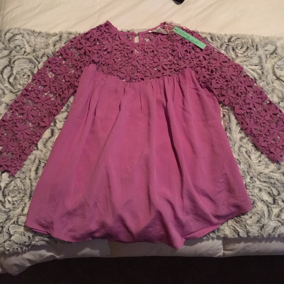 Lavender top with 3/4 lace detail sleeve