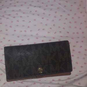 Michael Kors wallet in mint condition no damages