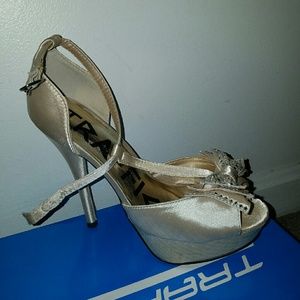 Satin champagne colored heel w diamond studded bow