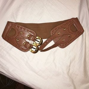 Elastic belt with buckles