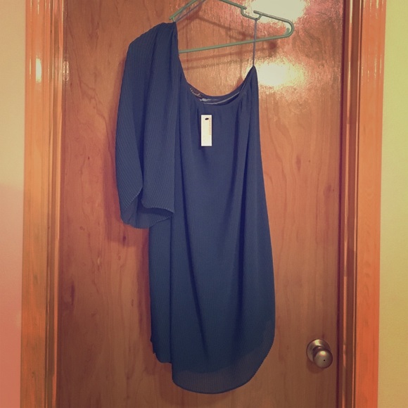 Super cute new one sleeve dress
