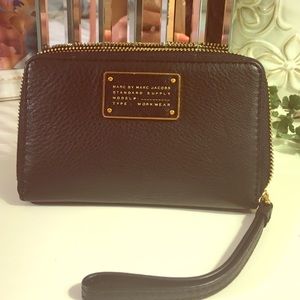 Cellphone wristlet
