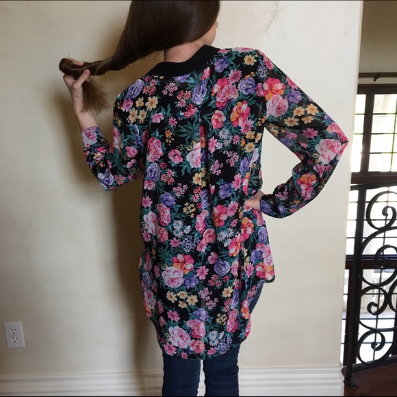 Floral button up blouse with collar - Picture 2 of 2