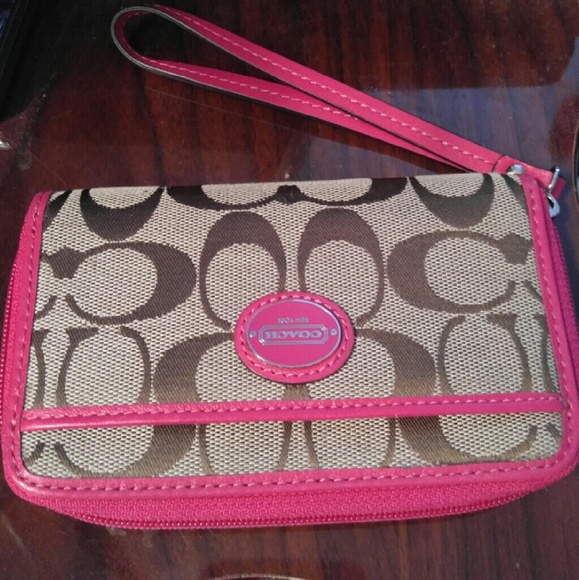 Coach Handbags - Coach wristlet