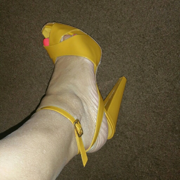 Authentic Giambattista Valli Platform Sandal - Picture 3 of 7