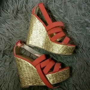Beautiful coral gold wedge.
