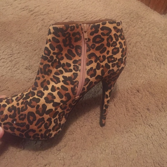 Absolutely gorgeous cheetah print booties. - Picture 3 of 3