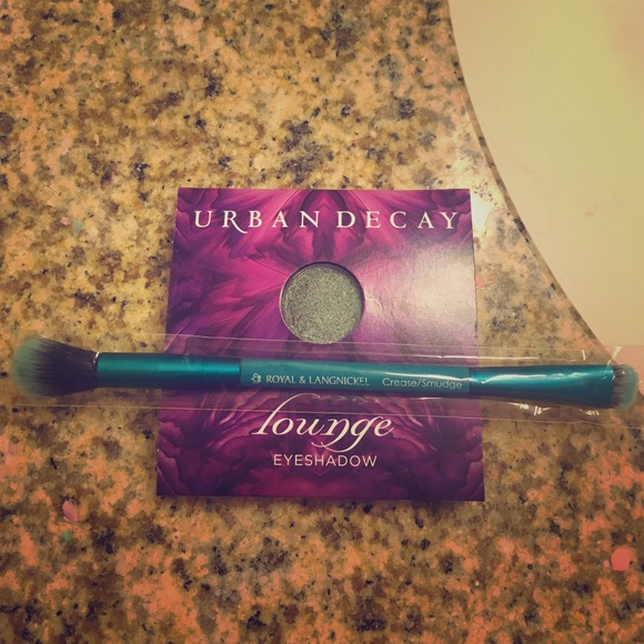NWT Urban decay eyeshadow and brush!
