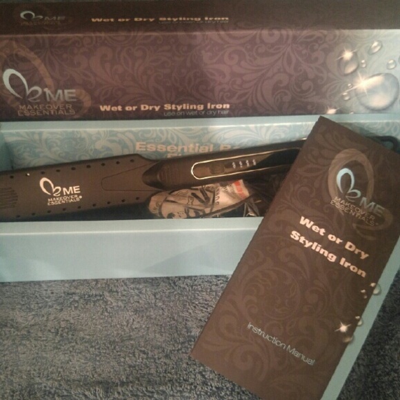Make Over Essentials Wet or Dry Styling Iron - Picture 1 of 4