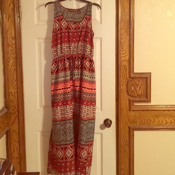 Cute maxi dress with a slit on the right side