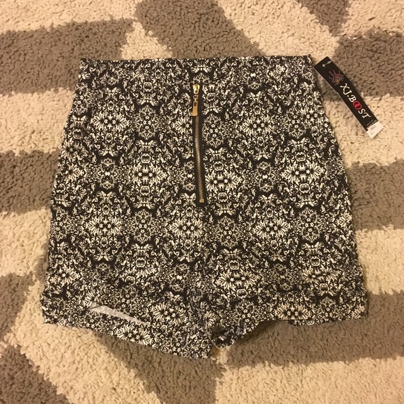 Black and white high waisted shorts - Picture 1 of 2