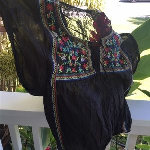 Sm Black top w/ lace shoulder panel & 🍭Embroidery