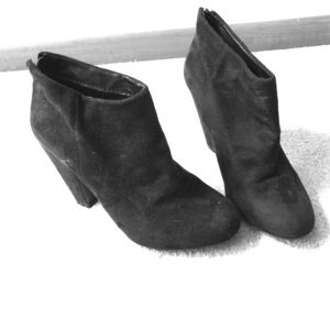 Basic booties size 7 super cute