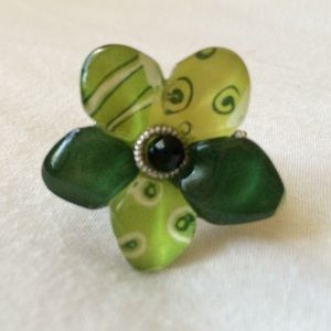 Cute green resin flower ring.