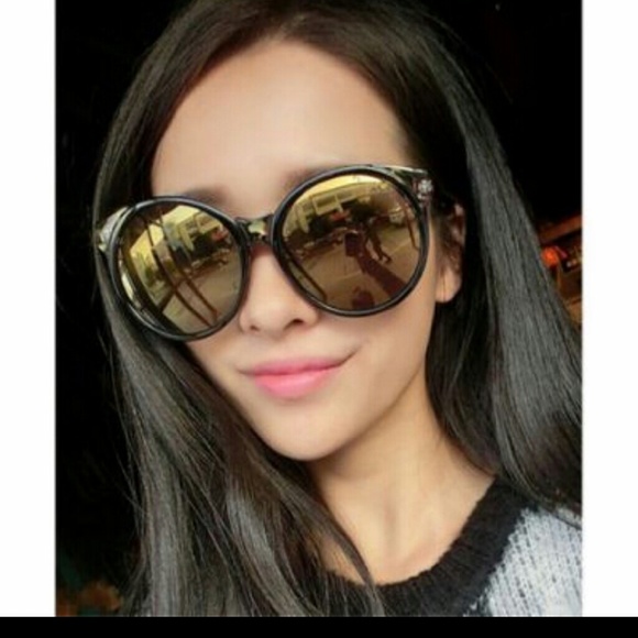 Black oversized sunglasses with mirror lens!! - Picture 3 of 4