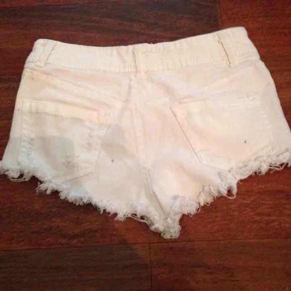 Distressed shorts - Picture 2 of 3