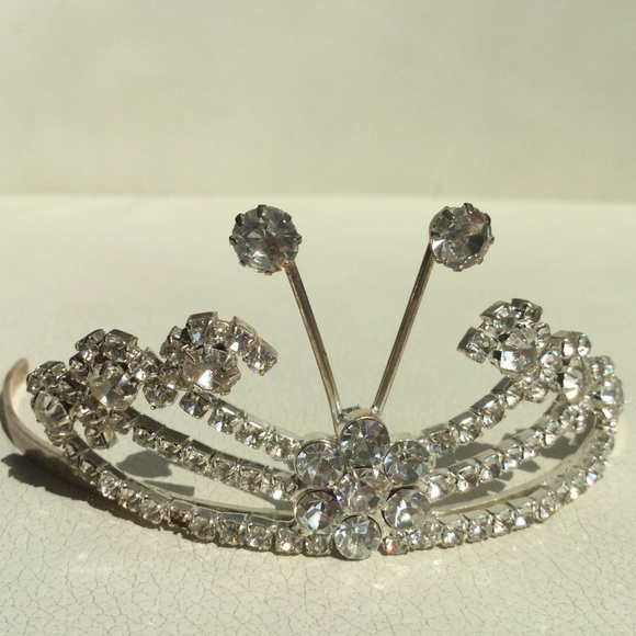 Adorable, tiny tiara. Size of about a coffee mug.