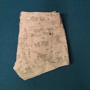 Bullhead shorts with light floral pattern