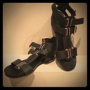 Vince Camuto Black Leather T-strap Sandals
