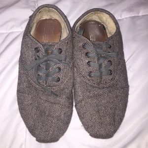Fur-lined lace-up Toms