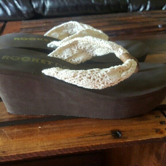 *SOLD* Rocket Dog Crochet Wedge Flip Flops Sz 8 - Picture 2 of 3