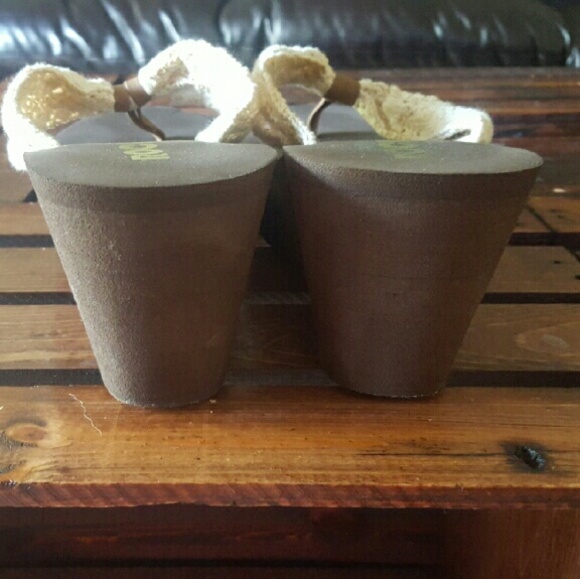 *SOLD* Rocket Dog Crochet Wedge Flip Flops Sz 8 - Picture 3 of 3