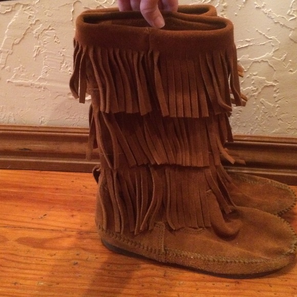 SALE!! Fringe moccasin boots - Picture 1 of 4