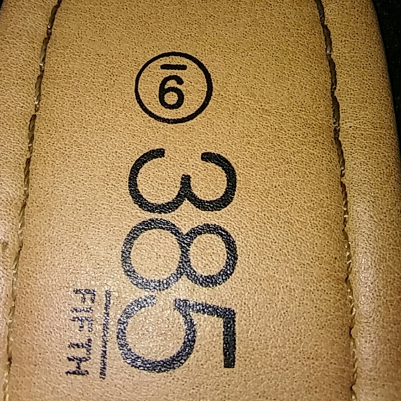 Sandals - Picture 2 of 3