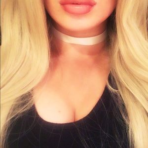 White pearl choker