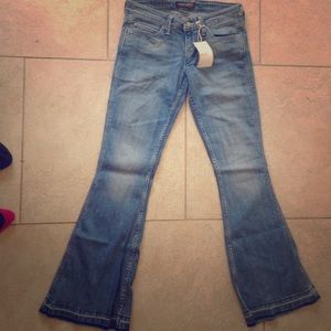Levis (bell) size 7
