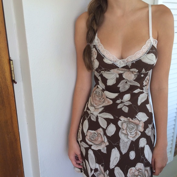 (Re-posh) Beautiful Floral Lace Trimmed Dress