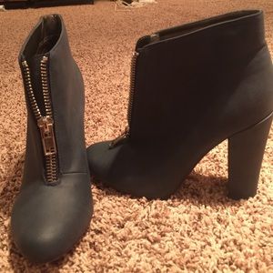 heeled boot with zip closure