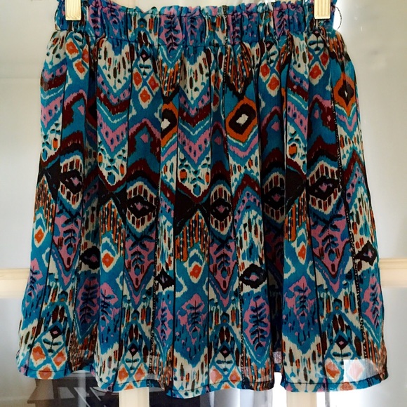 SUPER CUTE SHORT FLOWY SKIRT