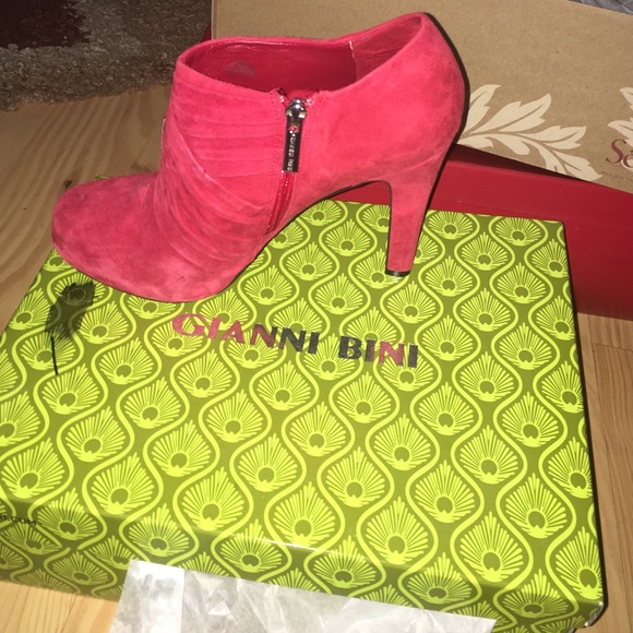 Gianni Bini suede booties