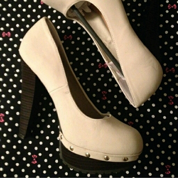 Shoes. - Picture 1 of 2