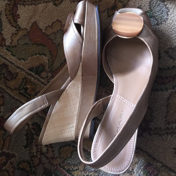 *SALE* TAHARI WEDGES