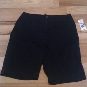 Bermuda shorts. Size 6 by Kim Rogers. Nbw