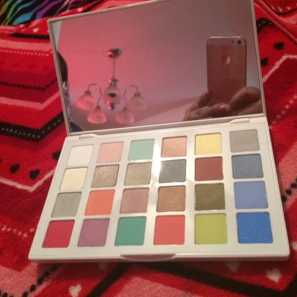 🌸💟 SEPHORA + PANTONE UNIVERSE  EYESHADOW PALETTE - Picture 2 of 4