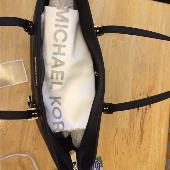 🎀SOLD🎀NWT MK Jet Set Tote - Picture 2 of 4