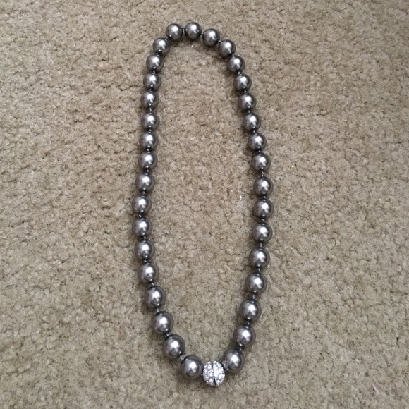 Grey pearl chunky necklace rhinestone closure