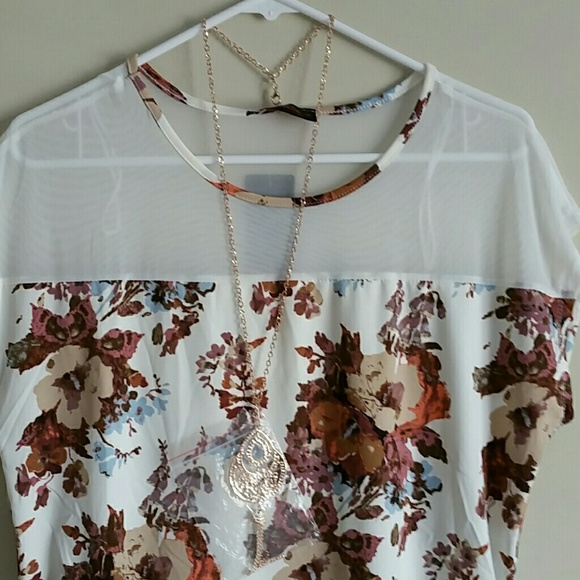 New never worn Beautiful Tops With Necklace. - Picture 2 of 3