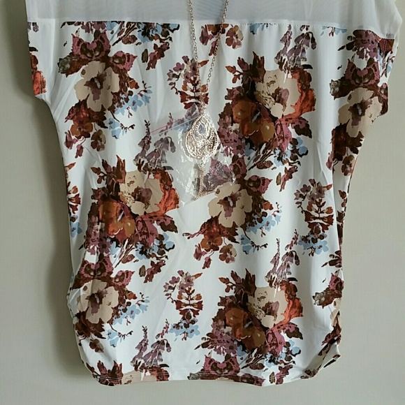 New never worn Beautiful Tops With Necklace. - Picture 3 of 3