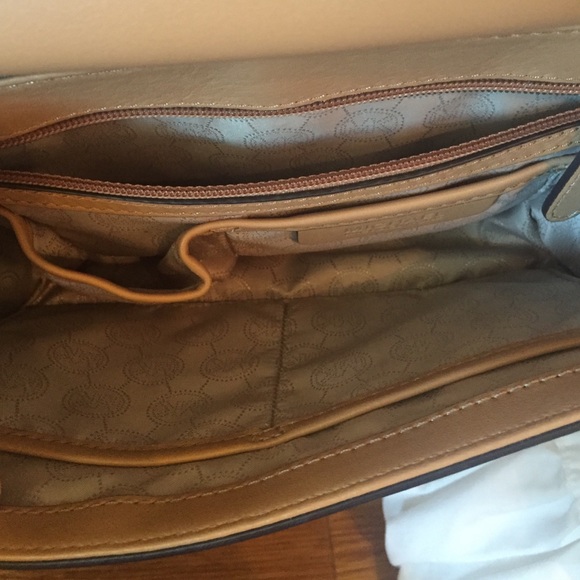 Micheal Kors purse - Picture 3 of 4