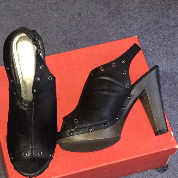 Black heel shoe